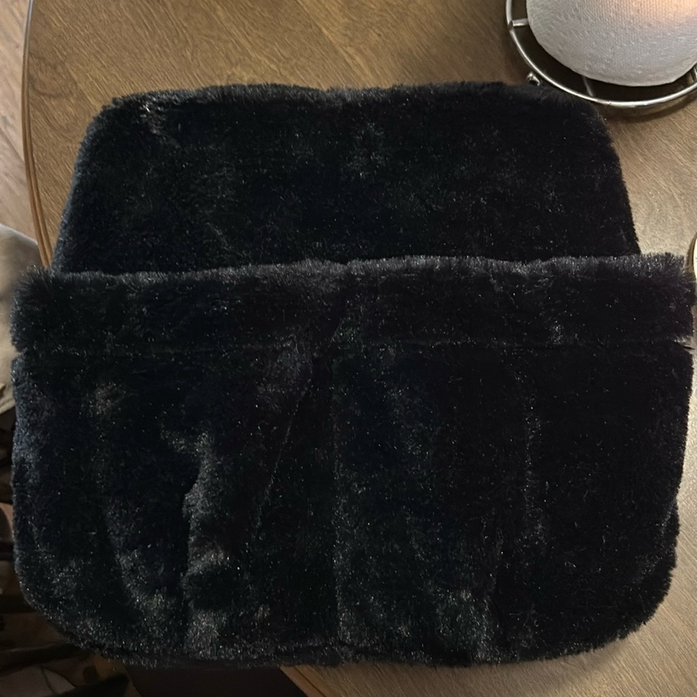 Vibrating massage slipper black furry takes batteries